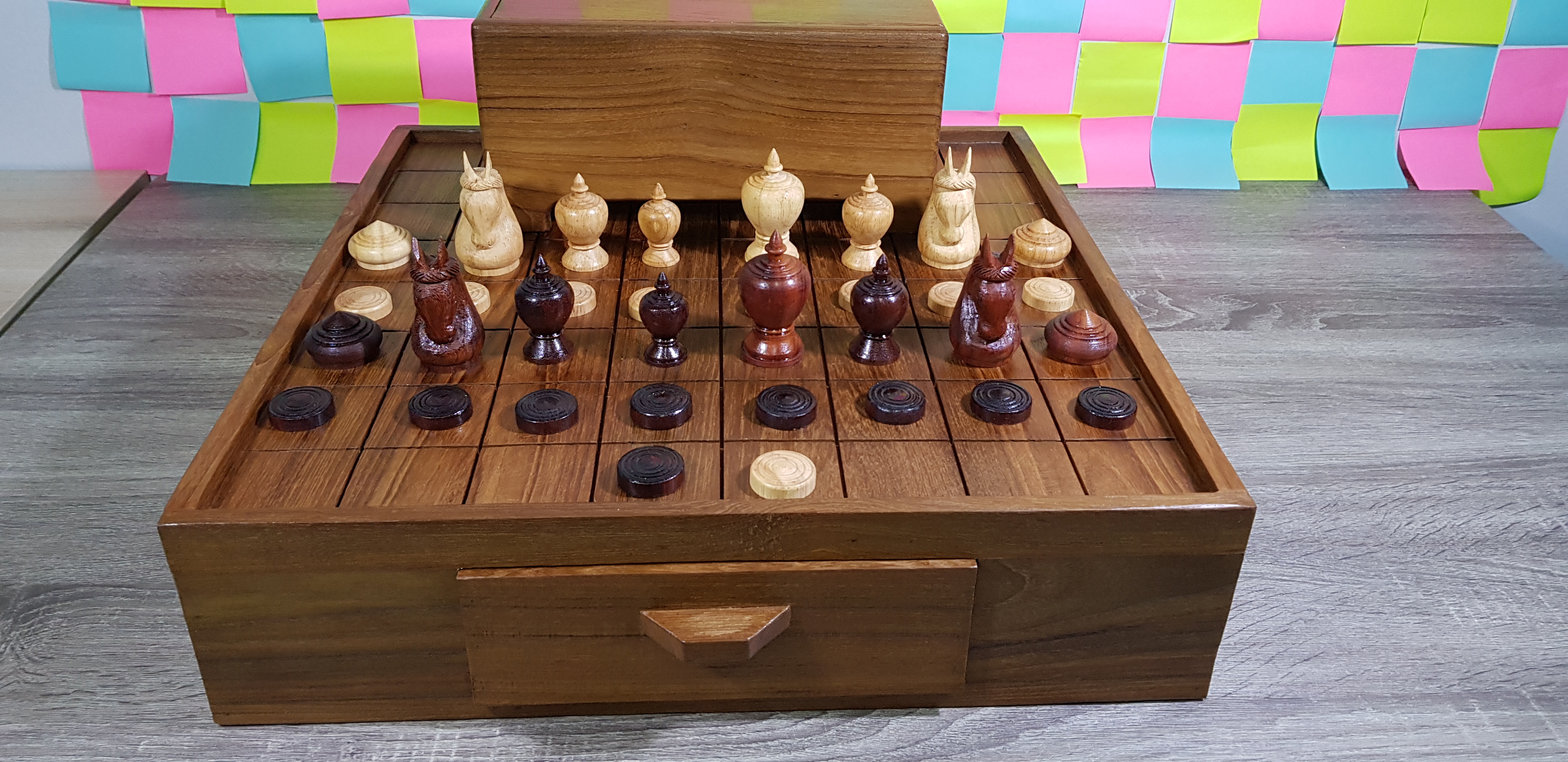 ชุดหมากรุกไทยชุดราเธยะพร้อมกระดานลิ้นชักไม้และกล้องไม้แบบมีช่อง