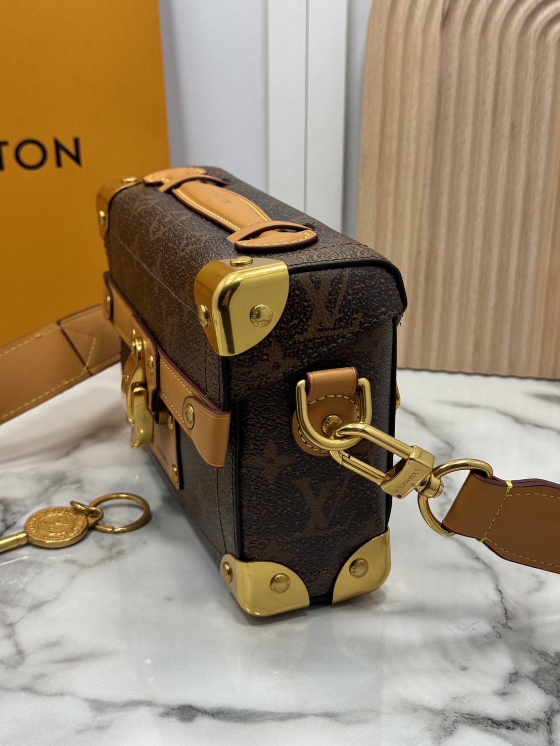 LV Soul Trunk Monogram Dust coated canvas Bag กระเป๋าสะพายทรงกล่องสีน้ำตาลคลาสสิก รุ่นใหม่สุดไอคอนิก ลายโมโนแกรมสวยงาม สะพายข้างชิคๆ พร้อมตอบรับได้ทุกลุค ทุกสไตล์ไปเลยจ้า