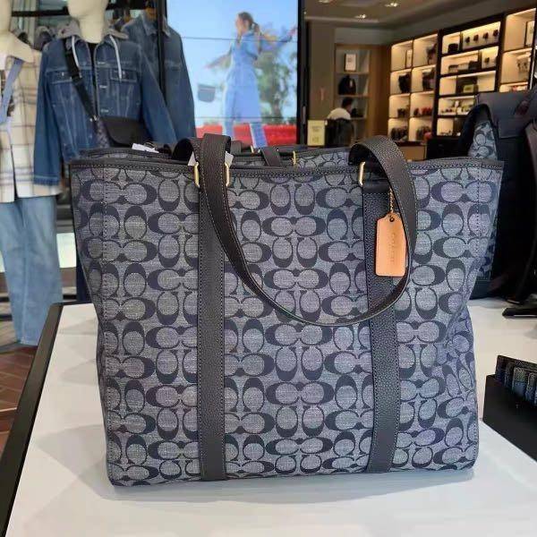 COACH C8182 HUDSON DOUBLE HANDLE TOTE IN SIGNATURE CHAMBRAY ใหม่ล่าสุด กระเป๋าทรงโท้ทใบใหญ่ ที่จุดของความจุ ใส่ได้แบบคุ้มๆไปเลย วัสดุผ้าแชมเบรย์ตัดด้วยหนัง pepble สวย คม ดูดี ปากกระเป๋ามีกระดุมแม่เหล็กปิดกันของหล่นได้ ภายในโล่งกว้างมาก ซิกเนเจอร์รุ่นนี้คื