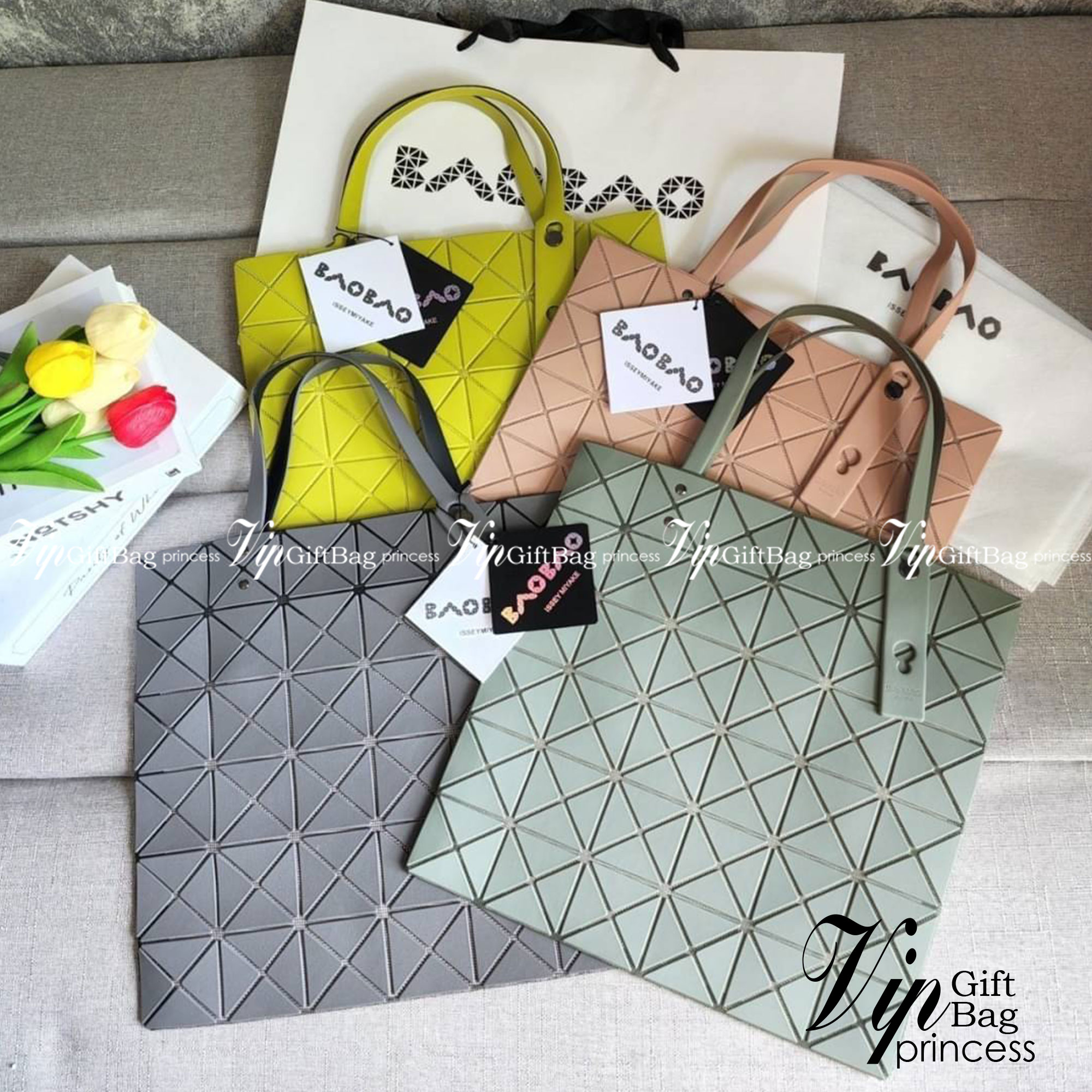 BAO BAO ISSEY MIYAKE LUCENT ONE-TONE กระเป๋า Bao Bao จากแบรนด์ดัง Issey Miyake แบรนด์แฟชั่นจากประเทศญี่ปุ่น ซึ่งมีสินค้ามากมายไม่ว่าจะเป็นเสื้อผ้า นาฬิกา น้ำหอม และที่ขาดไม่ได้นั่นก็คือ กระเป๋า Bao Bao ที่มีความพิเศษในเรื่องของวัสดุและดีไซน์ที่ครองใจสถาปน