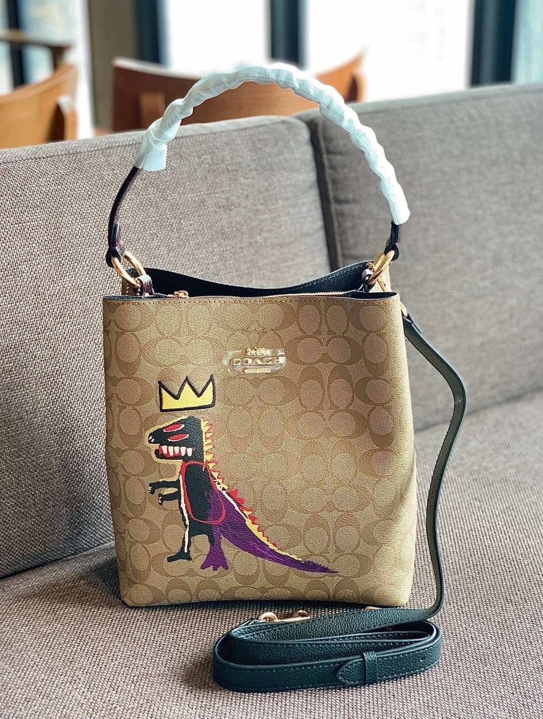 ใบใหญ่ตามมาติดๆ ห้ามพลาดค่า! Coach X Jean Michel Basquiat Town Bucket Bag In Signature Canvas ((C5787)) พร้อมส่งใบใหญ ใส่จุใจเลยจ้าา😘 กระเป๋าทรงถังใหญ่ วัสดุหนังแคนวาส หนังนิ่มสวยงาม 💥จุดเด่นคือเพนท์รูปก็อตซิล่าสวมมงกุฏ เป็นการออกแบบโดยการ