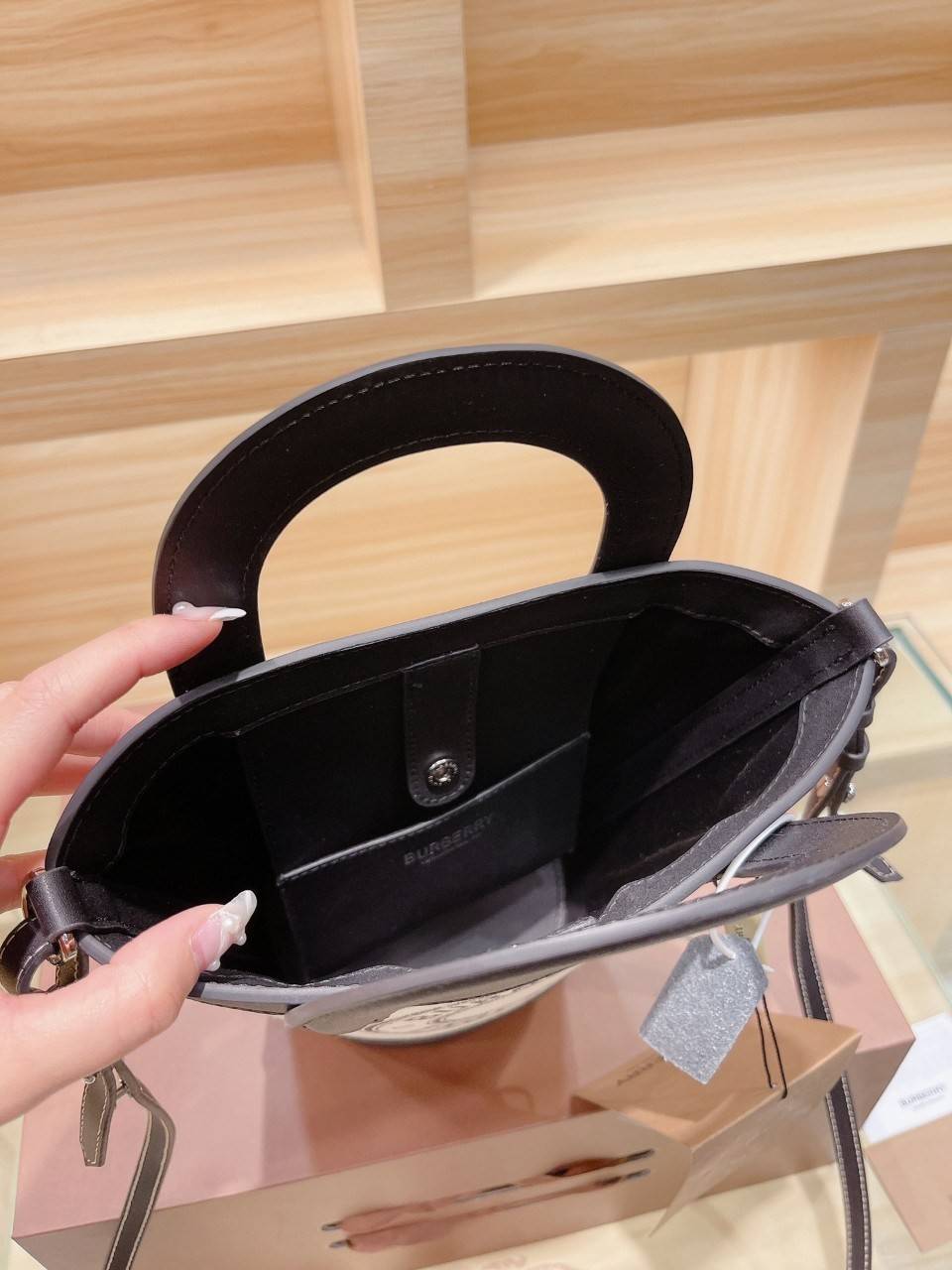 BURBERRY MINI CANVAS CROSSBODY BAG *งานหรูมาก 👑👑 สินค้าพรีเมียมกิ้ฟท์เคาเตอร์น้ำหอมต่างประเทศ กระเป๋าทรง CROSSBODY ใบขนาดกำลังดี *ผ้าแคนวาสคาดหนังวัวแท้ อะไหล่ทอง ปักโลโก้แบรนด์ด้านหน้า ด้านในเปิดปิดด้วยกระดุมคาด สามารถใส่กระเป๋าสตางค์สั้น