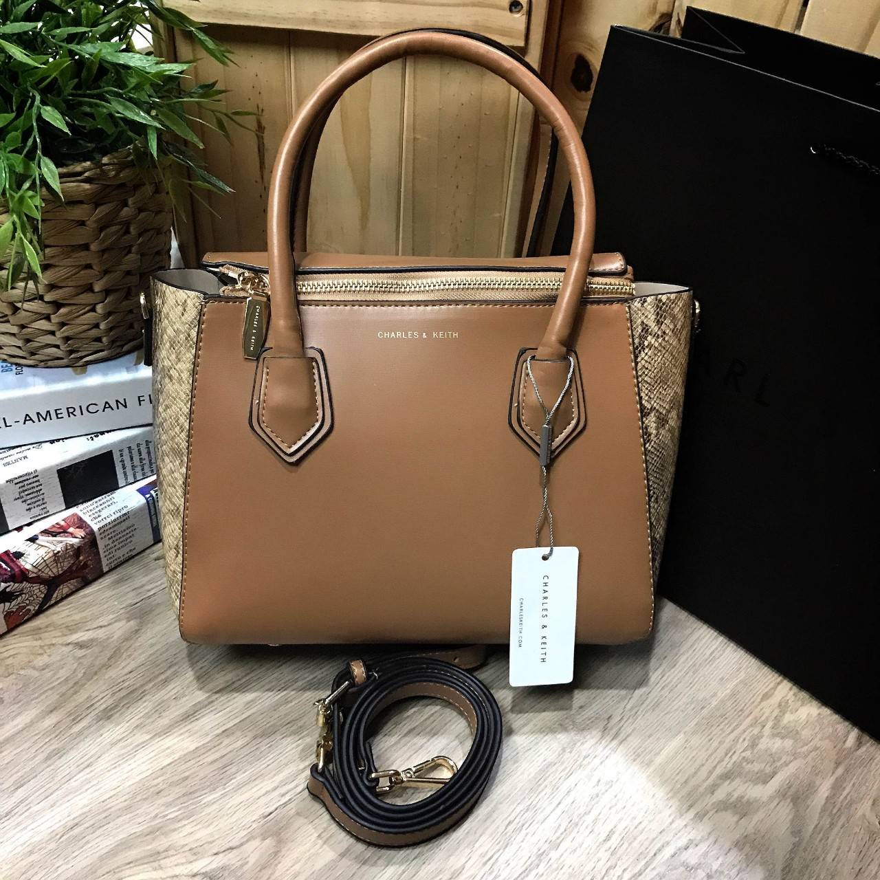 Don't Miss! CHARLES & KEITH DOUBLE ZIP STRUCTURED BAG กระเป๋าถือหรือสะพายรุ่นยอดนิยมขนาดใหญ่กำลังดี หนังเรียบสวยอยู่ทรงด้านหน้ามีโลโก้แบรนด์อะไหล่ทองนูน เปิดปิดด้วยซิป ภายในกว้างจุของได้เยอะ ใส่ Ipad กระเป๋าสตางค์ หนังสือ ของใช้ได้จุ มาพร้อมสายสะพายย