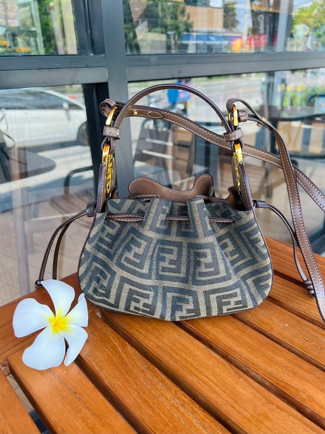Fendi Pomodorino Brown FF Fabric Mini Bag กระเป๋าถือหรือสะพายไหล่ วัสดุผ้าโพลีเอสเตอร์ ลายแบรนด์ ผสมหนังวัวแท้ เปิดปิดด้วยเชือกรูด ทรงน่ารัก กะทัดรัด น้ำหนักเบา ใส่โทรศัพท์ i-phone+ ได้ สวยหรูลูกคุณหนูที่สุดเลยค่าใบนี้