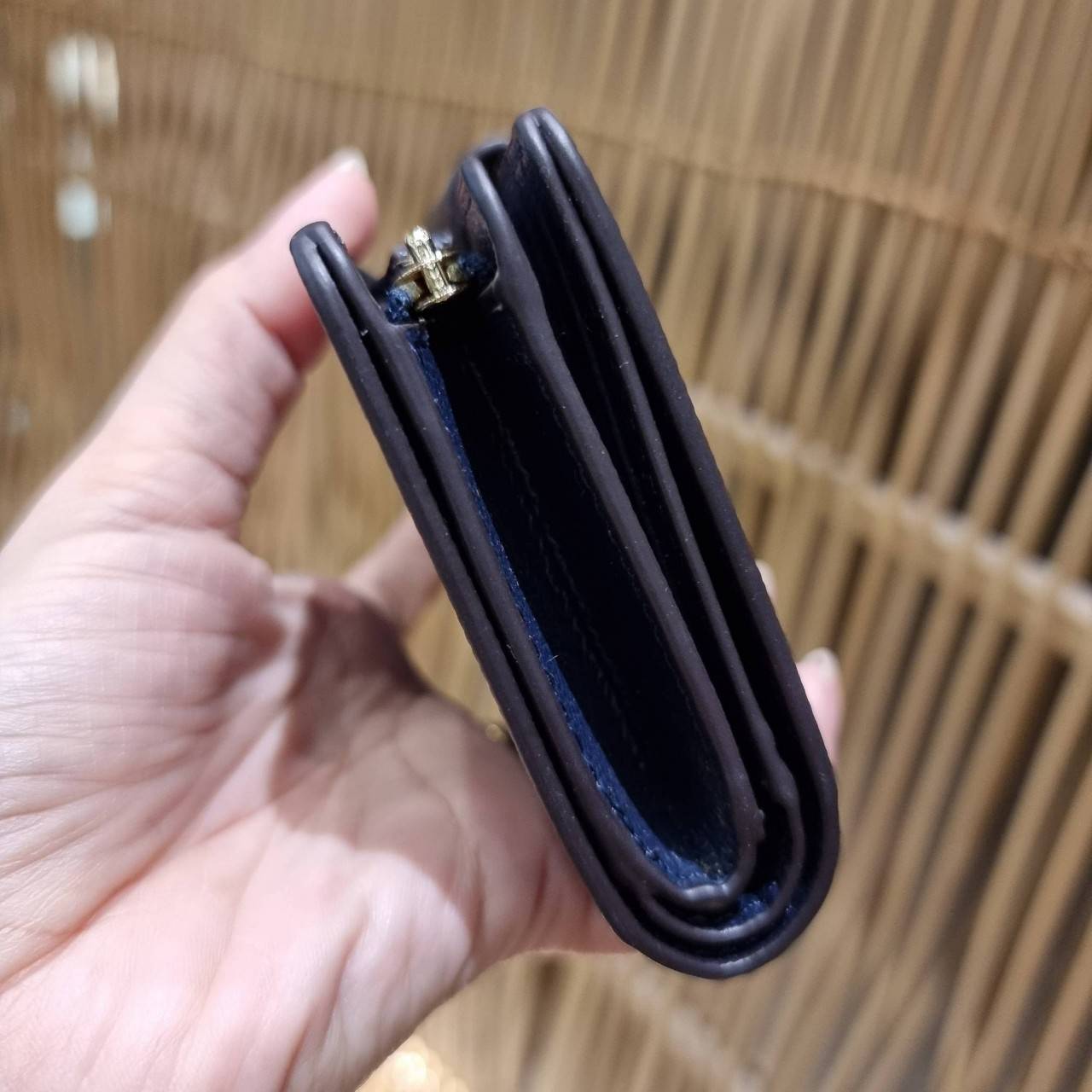 COACH 6390 MEDIUM CORNER ZIP WALLET เดอะเบสท์รุ่นที่สาวๆตามหา!! ดีไซน์ใหม่ สวยสะกด!! กระเป๋าสตางค์ใบกลาง สีคลาสสิค เรียบแต่แฝงความหรู บอกเลยว่ามันละมุนมาก!! ด้วยวัสดุหนัง crossgrain ที่ดูแลรักษาง่าย และยังดูผู้ดี ถือใช้แล้วขับผิวทุกสี ภายในมีช่องใส่บัตรแล
