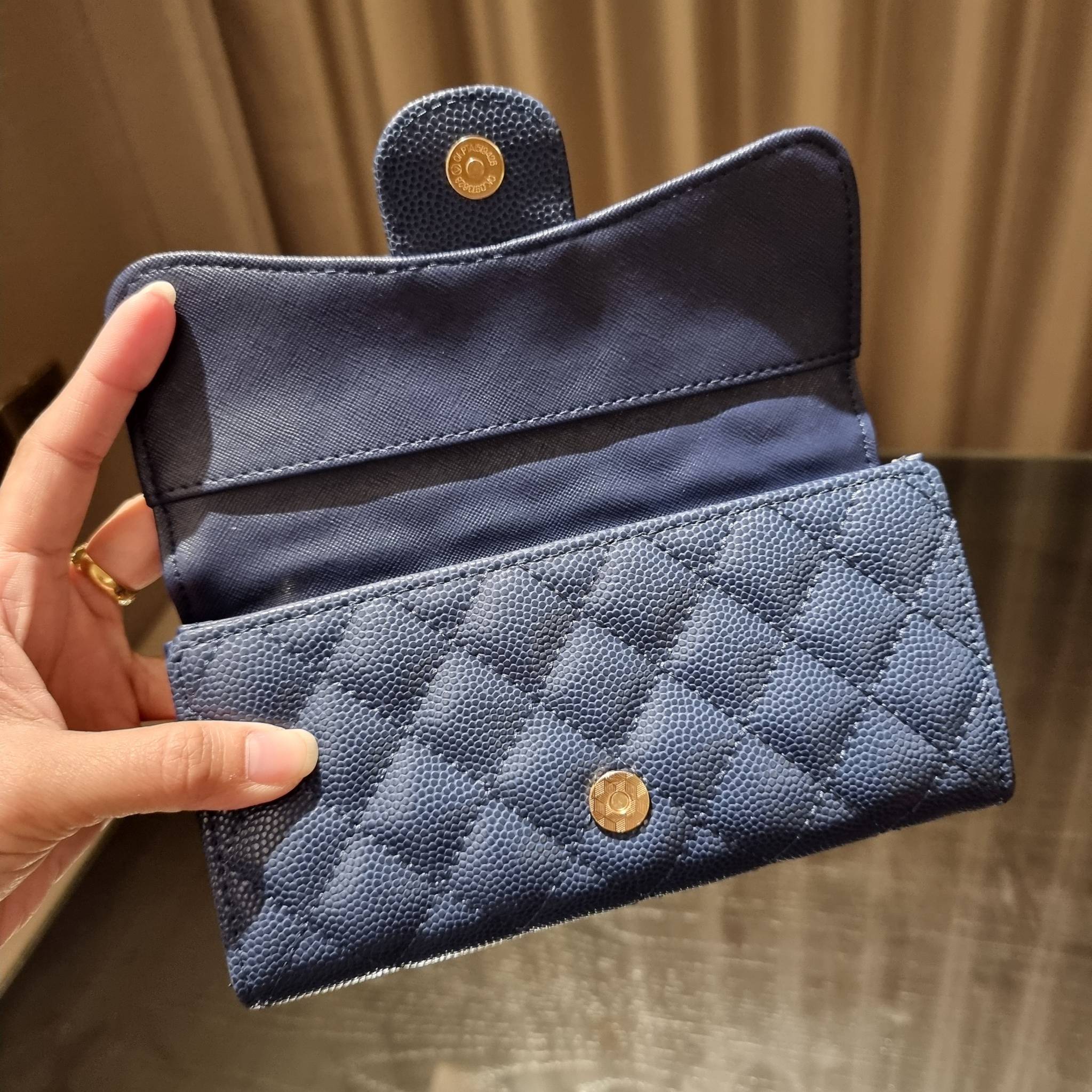 VIP 】กระเป๋าสตางค์ใบยาวรุ่นฝาพับที่ถามหากันมากที่สุด!! สวยรับทรัพย์จาก Chanel วัสดุหนังลายคาร์เวีย ลุคผู้ดีที่สุด เปิด-ปิดด้วยกระดุมแม่เหล็ก ภายในกระเป๋ามีช่องใส่บัตรได้เยอะ ใส่ธนบัตร ใส่เหรียญได้ มีช่องซิปแยกอีกหนึ่งช่อง ดีไซน์เรียบหรูดูคลาสสิค!! สาวๆห้า