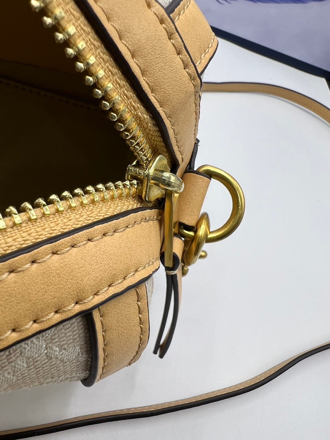 TORY BURCH T MONOGRAM Mini Jacquard Wine Barrel Bag ivory multi heart shape / Tory Boston Bag กระเป๋าทรงหมอนบอสตั้นแต่งหัวใจสีทองสวยหรู น่ารักรุ่นใหม่ล่าสุด เกรดท็อปออริ เทียบแท้ 1:1 เกรดดีสุด ใช้งานต่างประเทศได้