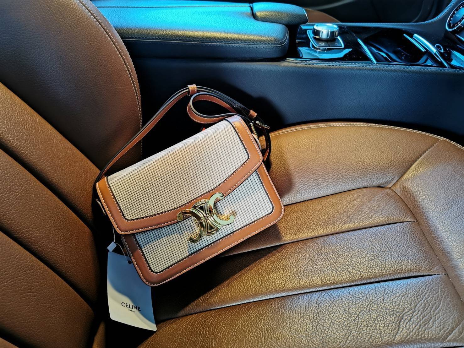 CELINE TRIOMPHE CROSSBODY BAG VIP GIFT WITH PURCHASE-GWP พรีเมี่ยมกิ๊ฟ Limited Edition จาก CELINE PERFUME DUTY FREE COUNTER วัสดุ TRIOMPHE CANVAS & LEATHER ทรงเหลี่ยมหนังสวยหรูอยู่ทรงเปิดปิดด้วยฝาปิดโลโก้แบรนด์อะไหล่ทอง
