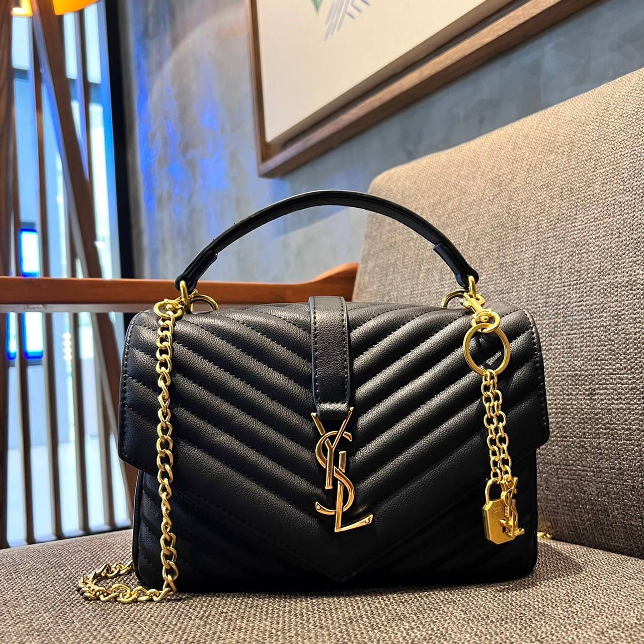Yves Saint laurent crossbody boutique vip bag กระเป๋าสะพายไหล่ ดีไซน์ทรงสวยหรู พิเศษ แถมฟรี พวงกุญแจห้อยอะไหล่สีทอง ดูแพงไปหมดจริงๆไอเท็มนี้ วัสดุหนังสังเคราะห์ เปิด-ปิดด้วยกระดุมแม่เหล็ก ภายในโล่งกว้าง มาพร้อมหูจับในตัว และสายสะพายครอสบอดี้ที่สามารถถอดออ