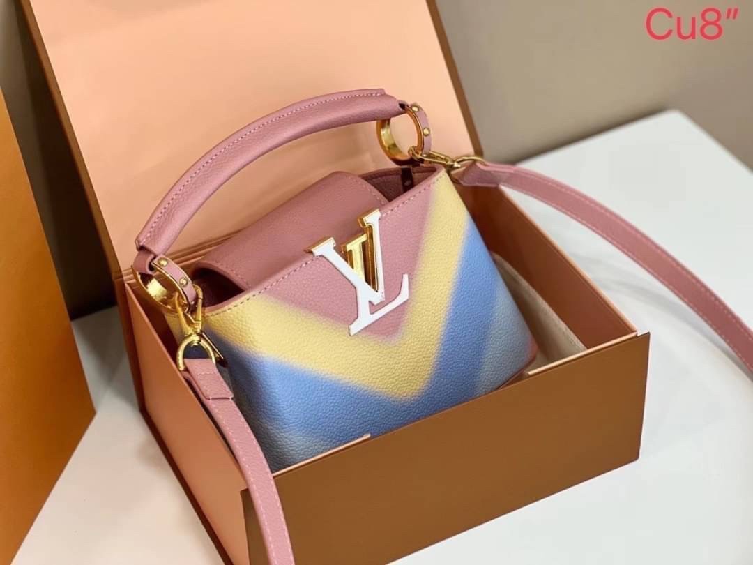 LV CAPUCINES top handle 8" ที่สุดของความสวยในราคาเบาๆ กระเป๋าถือสุดหรู สีสวยขับผิว ทำให้ไอเท็มนี้สะกดทุกสายตาจริงๆ มาพร้อมหูจับดีไซน์ทรงคลาสสิค ดีงามม้ากกกก!! ด้วยรูปทรงวินเทจ พร้อมส่งครบ box set ในราคาที่คุ้มที่สุด จัดเถอะค่า ยืนยันว่าสวยคุ้ม!!