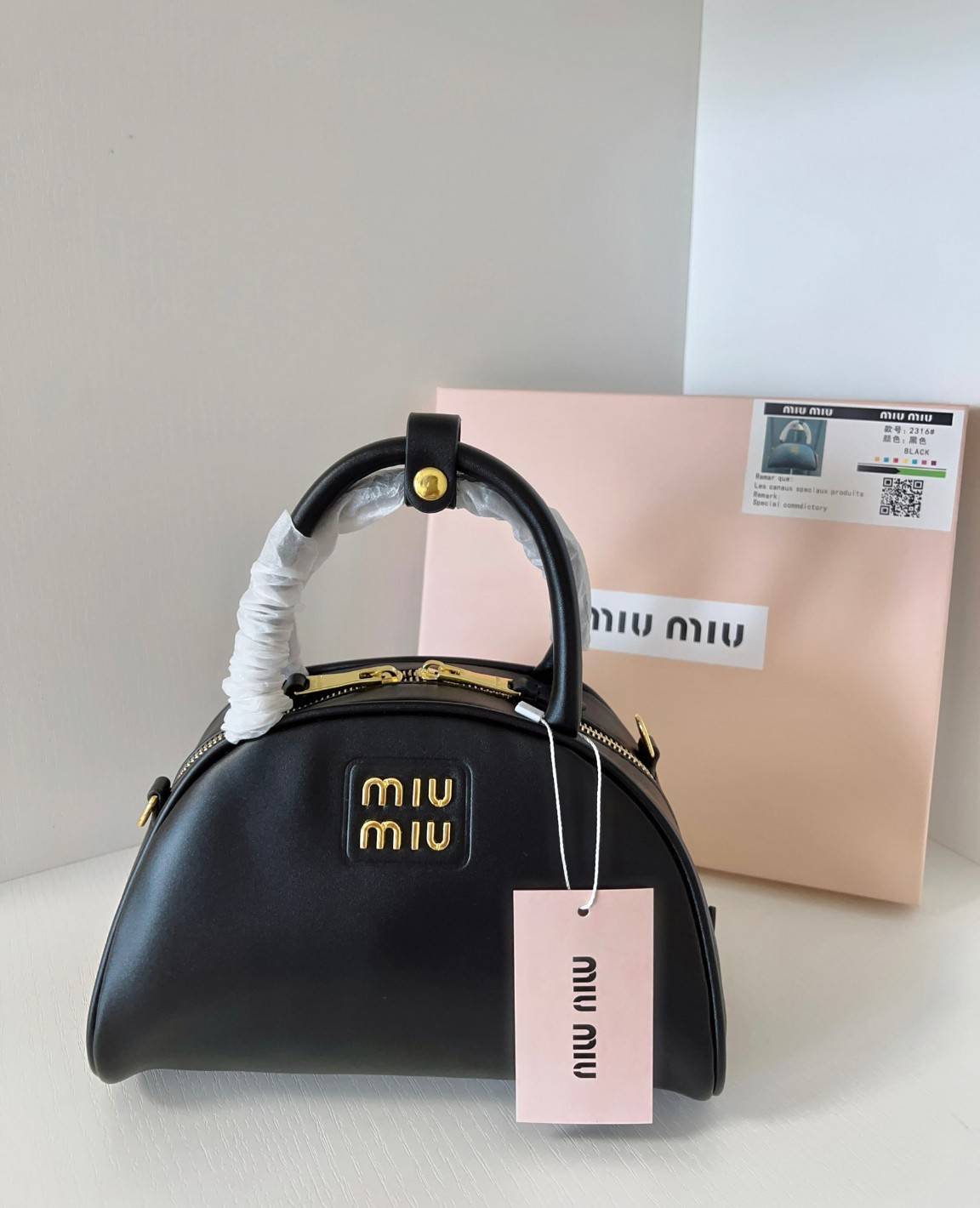 MIU MIU HALF-MOON TOP HANDLE BAG / Patent leather bowling bag / Miu Miu Leather top-handle bag กระเป๋าทรงพระจันทร์เสี้ยว หนังนิ่ม ลื่นเงา ตัดกับอะไหล่ทองได้ลงตัว