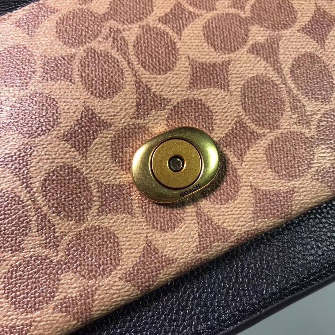 OUTLET 】COACH Tabby Shoulder Bag พร้อมส่งที่ไทย A modern take on an archival 1970s Coach design, our structured Tabby shoulder bag is crafted in polished pebble leather. Finished with our Signature hardware for an iconic touch, the versatile silhouette fe