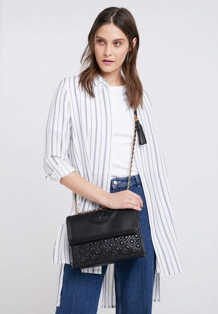 TORY BURCH Fleming Convertible Shoulder Bag ดีไซน์น่ารัก ดูแพงไม่เป็นรองใคร ใช้ได้ทั้งทั่วไปและออกงาน สาว ๆ คนไหนที่กำลังมองหากระเป๋าสะพายไหล่น่ารัก ๆ สักใบที่มีดีไซน์โดดเด่น สะดุดตาล่ะก็ไม่ควรพลาดกับ Collection นี้เลยค่ะ เพราะ Fleming นั้นเป็นรุ่นที่เรีย