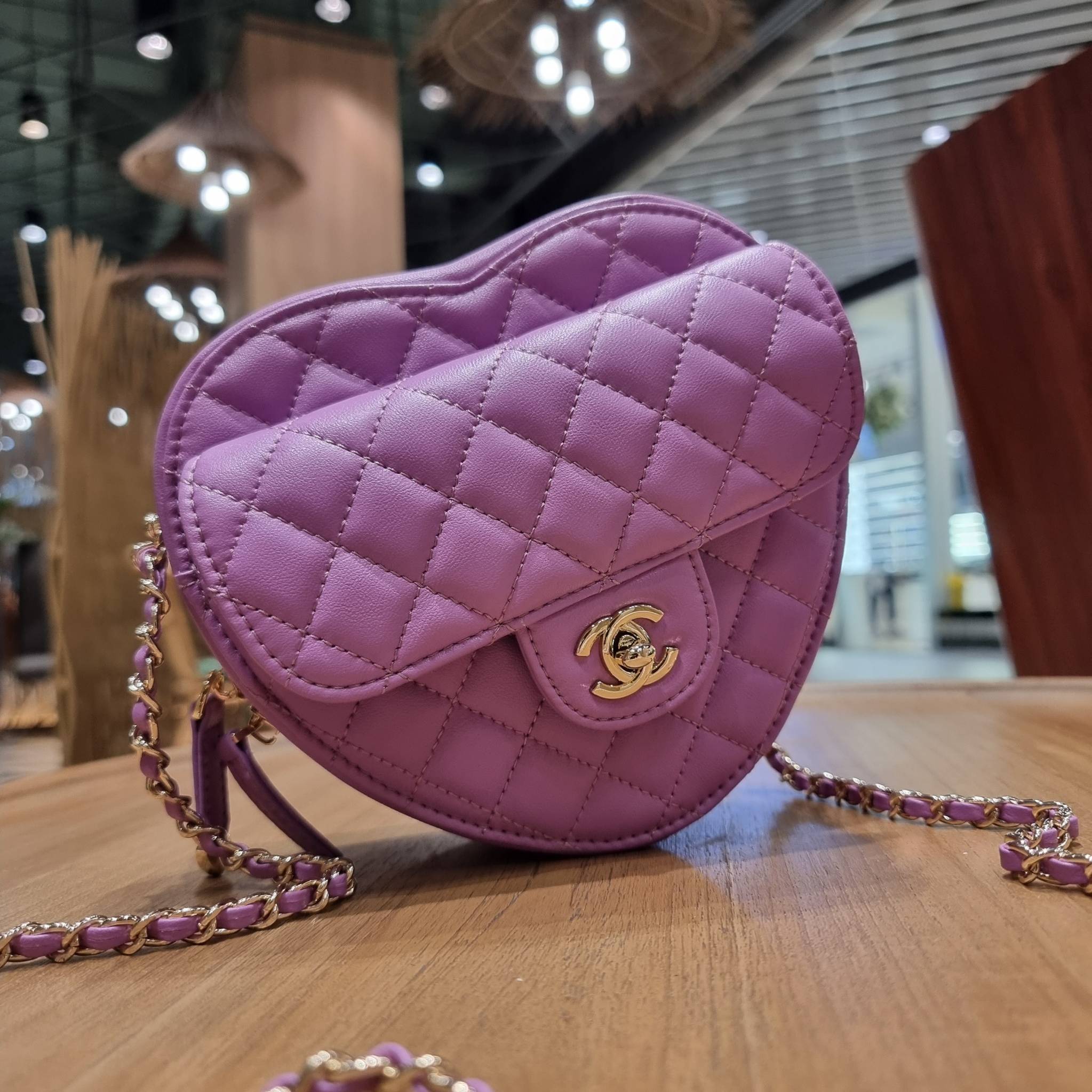 CHANEL Heart Bag Lambskin & Gold-Tone Meta ใหม่มาก สวยมาก มงมาก!! กระเป๋าสะพายสุดคิ้วท์ ที่ดีไซน์รูปทรงหัวใจไม่ซ้ำใคร น่ารักทุกสี น่าใช้ไปเลยแม่!! วัสดุหนังแกะฟอกสี เปิด-ปิดด้วยซิป ด้านหน้ามีช่องเก็บของจุกจิก ภายในเป็นช่องโล่ง ใส่มือถือ ใส่กระเป๋าสตางค์สั