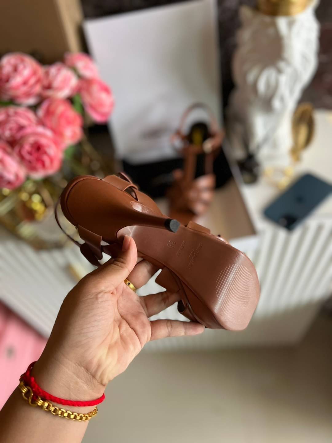 YSL TRIBUTE HEEL / SAINT LAURENT TRIBUTE HEEL / YSL HIGH HEEL เกรดออริจินอล รองเท้าส้นสูงแบรนด์หรู ที่สาวๆ ทุกคนควรมี ไว้ออกงานหรือใส่ทำงานได้ คู่นี้คือปังได้ตลอดกาล เพิ่มความสูงเพรียว สวยหรูมากค่ะ