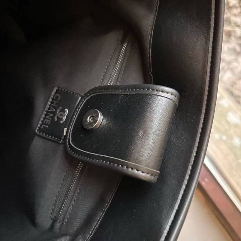 CHANEL Tote Leather Bag ต้อนรับเทศกาลท่องเที่ยวช่วงปีใหม่นี้ ใครมองหากระเป๋าสะพายไปเที่ยว ใบนี้น้องตอบโจทย์แน่นอน กับกระเป๋าทรงโท้ทสีดำคลาสสิก ดีไซน์โทนสีที่ใช้ได้กับทุกโอกาส