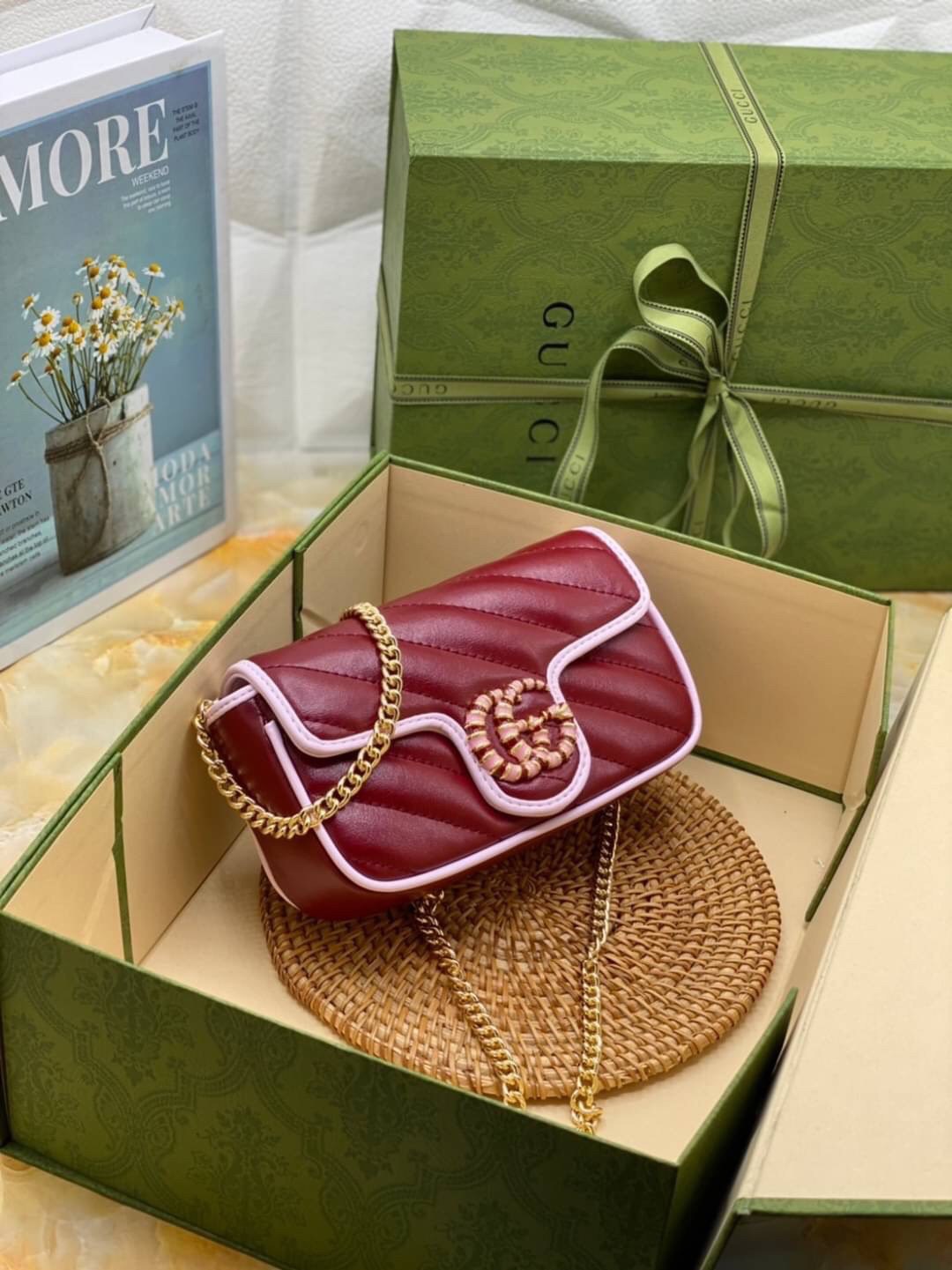 หนังแท้ VIP GIFT 】GUCCI GG Marmont super bag [mini & small] กระเป๋าสะพายข้าง โทนสีสดใสเล่นสีทูโทนตัดกันอย่างลงตัว เฟี๊ยดมากค่ะ ไซส์กะทัดรัด พกพาง่าย น้ำหนักเบา ดีไซน์สวย ภายในโล่งกว้าง มาพร้อมสายสะพายโซ่อะไหล่ทองในตัว ปรับใช้ได้ทั้งแบบสะพายเดี่ยว และสะพาย