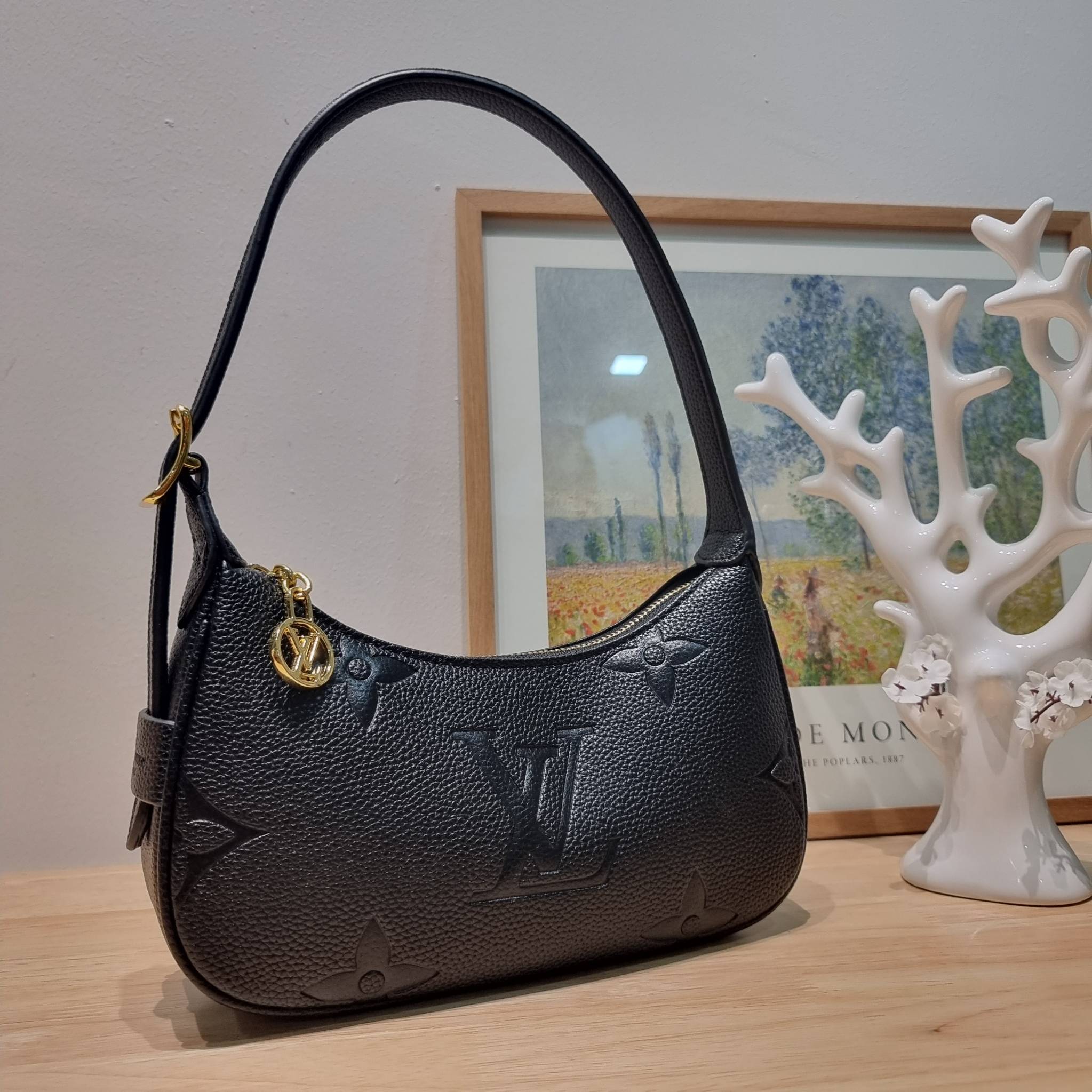 LV Mini Moon Monogram Empreinte Leather ใหม่ล่าสุด สวยสับ สวยตัวแม่ ไอเท็มเก๋ๆ ใบเดียวก็เลิศ กับกระเป๋าสะพายทรงพอช ขนาดกำลังน่ารัก พกพาง่าย รูดใช้งานสะดวกด้วยซิป ภายในเป็นช่องโล่ง มีช่องซิป ส่วนสายสะพายปรับสั้นยาวได้ตามเหมาะสม ดูดี ดูแพงทุกสี