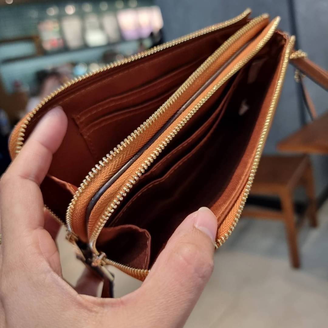 COACH F87591 DOUBLE CORNER ZIP WALLET IN SIGNATURE COATED CANVAS คล้องมือรุ่น 2 ซิป!! มาแล้วจ้า 🌟🤗 ไซส์นี้คือเหมาะมือจริงๆ พกง่ายเช่นเคย ไม่ต้องกังวลว่าจะเกะกะหรือกินพื้นที่กระเป๋าหลัก วัสดุหนังแคนวาสเคลือบลาย มีช่องหลักแยก 2 ช่อง ภายในบุผ