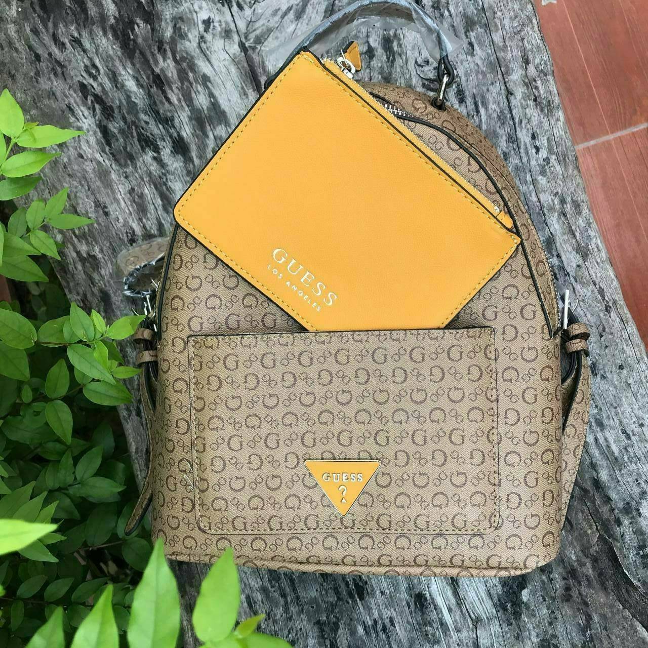 GUESS WOMAN'S BACKPACK กระเป๋าสะพายเป้หนังสวยขนาดกำลังดี สกีนโลโก้รอบใบ น้ำหนักเบา ด้านหน้าประดับโลโก้แบรนด์สามเหลี่ยมโดดเด่น มีลูกเล่นที่ช่องด้านหน้าสามารถถอดออกถือเป็นครัชได้นะคะ ตัวกระเป๋าเปิดปิดด้วยซิปเป็นหลัก ภายในกว้าง บุด้วยผ้าสกีนลายโลโก้แบรน