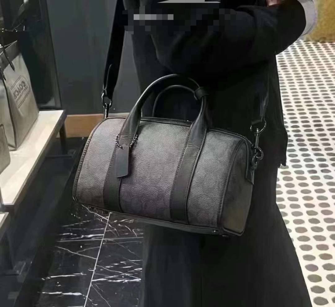 COACH GOTHAM DUFFLE 24 IN SIGNATURE CANVAS CA186 กระเป๋าทรงหมอนรุ่นใหม่สุด 2022 รุ่นนี้สามารถใช้ได้ทั้งชายหญิง หนังแท้อย่างดี นิ่มทรงสวย มากๆค่ะ เปิด-ปิดกระเป๋าแบบซิปคู่ด้านบนมีกระดุมรวบหูหิ้วให้ด้วยนะคะ ภายในกระเป๋าสามารถใส่สัมภาระที่จำเป็นในชีวิตประจำวั