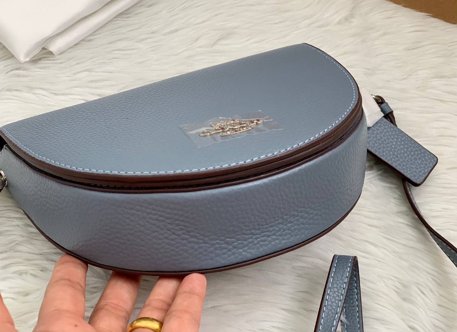 พร้อมส่งที่ไทยครบทั้ง6สีค่ะ 😘 Coach Ellen Crossbody In Signature ((C1432)) กระเป๋าทรงฮาฟมูนรูปทรงคลาสสิก ออกแบบให้มีลักษณะโค้งมน ไม่ดูเป็นทรงแข็งจนเกินไป ดีไซน์และสีของกระเป๋ายังเรียบง่าย เข้าได้กับทุกชุด สะพายครอสบอดี้ร์//สะพายข้าง หรือถือแบบคลัท