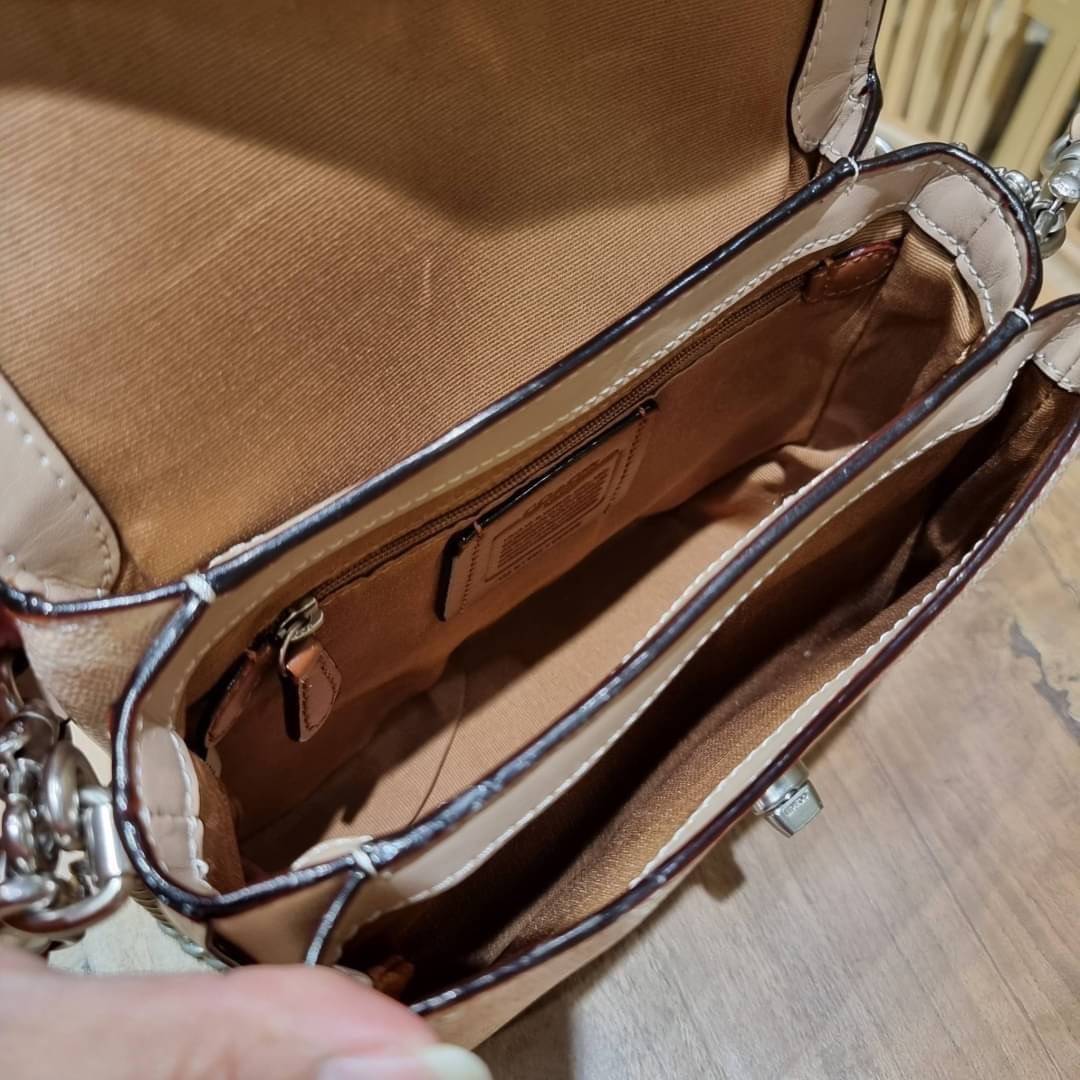 COACH 89089 CASSIE CROSSBODY 19 IN SIGNATURE CANVAS คัมแบ็คแล้วจ้า!! เรียบหรู ดูดี ต้องไอเท็มนี้เลย!! กระเป๋าสะพายข้าง สุดพิเศษ!! มีสายมาให้ถึง 3 แบบ!! สลับใช้แมทช์ตามสไตล์ได้เลย วัสดุหนังแคนวาสสลับหนังแท้ บอกเลยว่าสวยทุกสีนะคอลนี้ เปิด-ปิดด้วยตัวบิดล็อค 