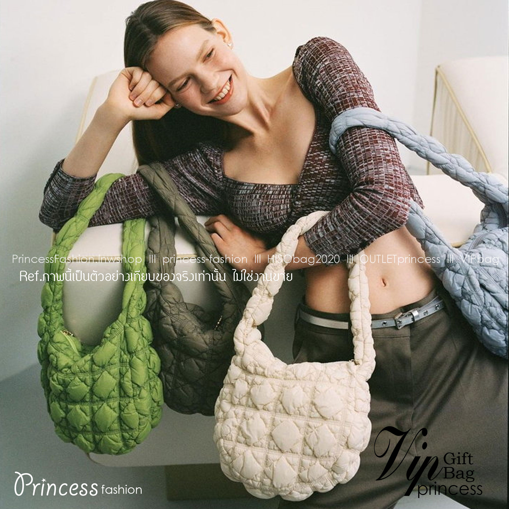 Cozy Shoulder Bag / Carlyn Bag 2022 สายแฟชั่นเกาหลีห้ามพลาด‼️ เป็นกระเป๋าที่กำลังได้รับความนิยมอย่างมากในเวลานี้ ถูกออกแบบมาให้มีลักษณะนุ่มนิ่มไม่ต่างจากพัฟเฟิลโค้ตหรือผ้านวม เลือกหยิบมาใช้ แมตช์เข้ากับคอสตูมได้ในแต่ละวัน