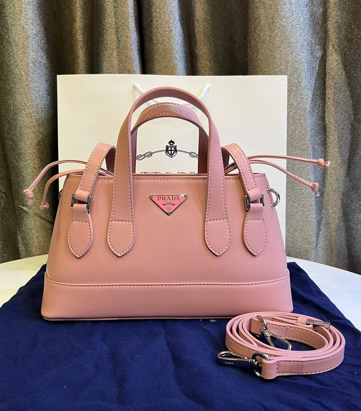 Prada Double 2 way leather handbag / PRADA LEATHER HANDBAG พร้อมส่งที่ไทย กระเป๋าถือหูจับในตัว 2 เส้น พร้อมสายสะพายยาว รูปทรงคลาสสิคใช้งานง่าย มีกิมมิกที่ภายในมีหูรูดน่ารักสุดๆ