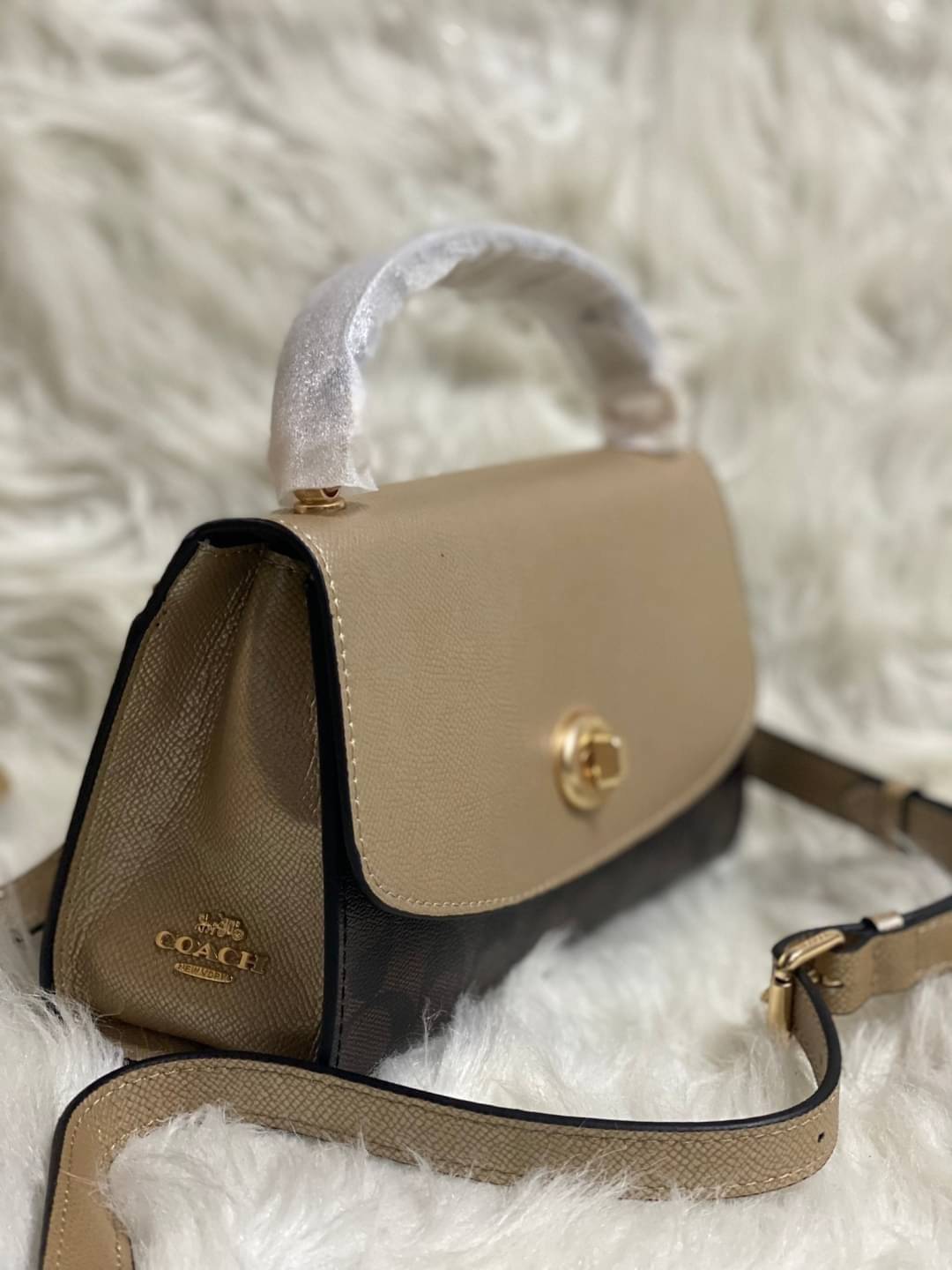 COACH TILLY SATCHEL 23 ((C1802//C1439/C1435)) พร้อมส่งที่ไทยทันทีค่ะ! กระเป๋าสะพายครอสบอดี้ร์หรือหิ้วก็เก๋ไปอีกค่ะ หนังแท้สวยงาม เปิดปิดกระเป๋าแบบหมุนล็อค ภายในมี2ช่องหลัก ใส่กระเป๋าเงินใบกลางได้;มือถือได้ทุกรุ่น;ของจำเป็นสาวๆได้ครบค่ะ;มีช่องซิปกลางและช่อ
