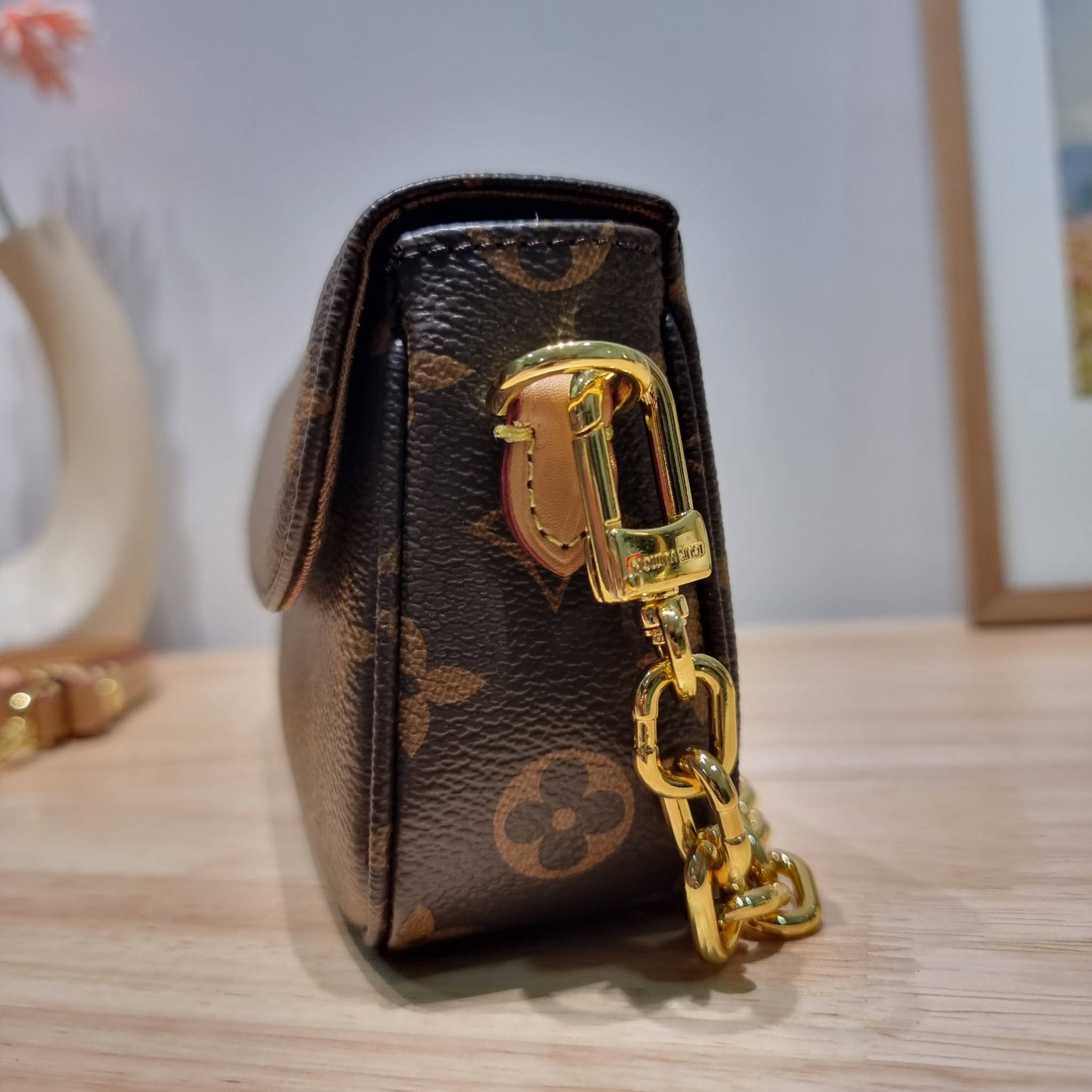 LV IVY WALLET ON CHAIN กระเป๋าสะพายกึ่งกระเป๋าสตางค์ รุ่นยอดนิยม สุดคุ้มด้วยลูกเล่นที่หลากหลาย สายสะพาย 2 เส้น สะพายไหล่และสะพายข้าง
