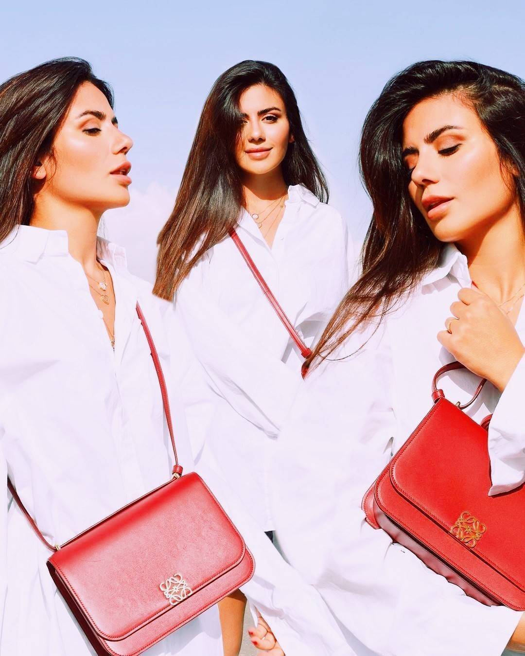 LOEWE CROSSBODYBAG VIP GIFT WITH PURCHASE (GWP) กระเป๋าสะพายพรีเมี่ยมกิ๊ฟ Limited Edition จากน้ำหอม LOEWE DUTY FREE วัสดุหนังแท้ Calf Leather หนังเรียบสวยอยู่ทรงดีไซน์สุดคลาสสิค เปิดปิดด้วยฝาปิดโลโก้แบรนด์อะไหล่ทองหรู ภายในมีช่องแบ่งหลายช่องแยกเป็นสัดส่วน