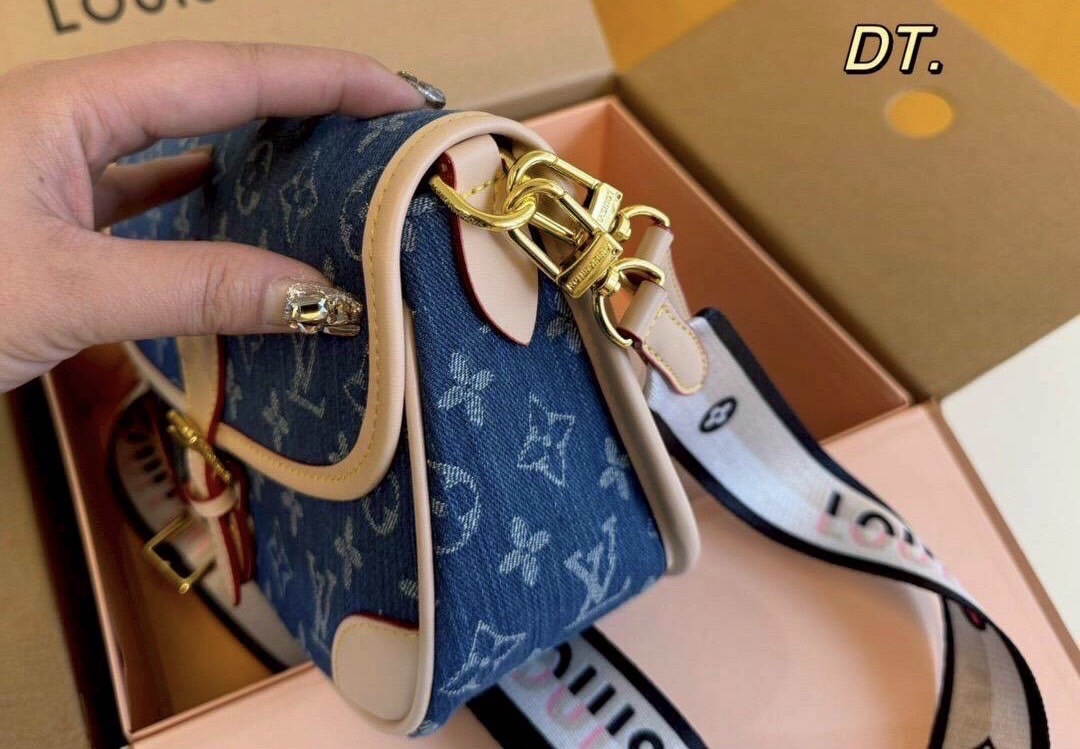 LV Diane Monogram Denim Bag กระเป๋าสะพายมัลติฟังก์ชั่น โมโนแกรมเดนิมสุดไอคอนิก ดีไซน์ใหม่ ออกมาได้น่ารักน่าใช้มากๆ สียีนส์สวยมีเสน่ห์