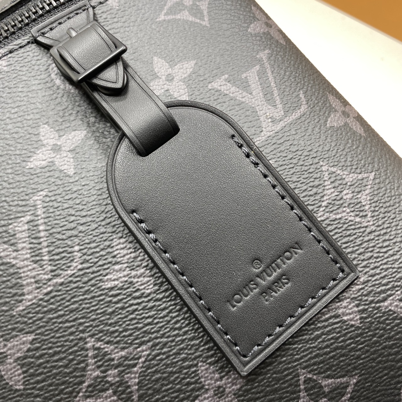 TOP ORI หนังแท้ | LV Takeoff Pouch Clutch Bag กระเป๋าทรงคลัช แคนวาสสุดคลาสสิกของเมซง มีขนาดกะทัดรัดสามารถพกพาแทนกระเป๋าเอกสารแบบดั้งเดิม ช่องกระเป๋าหลักขนาดใหญ่เพียงพอสำหรับใส่แท็บเล็ต