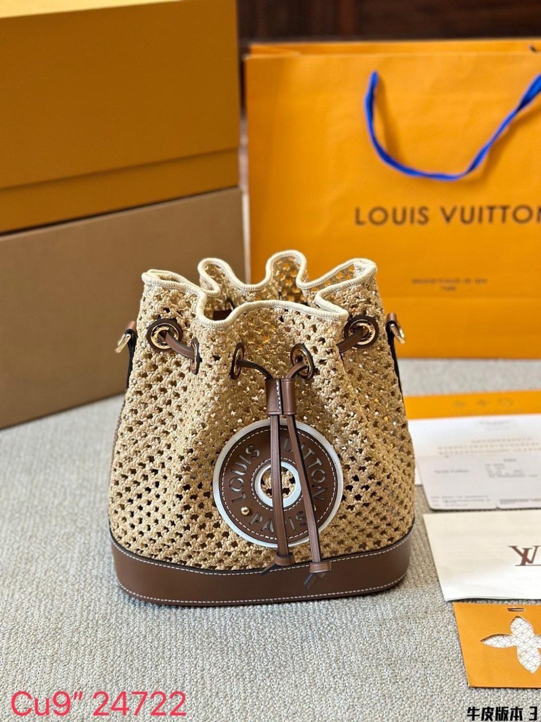 LV Noé BB Raffia bag 9" / LV Bucket Bag กระเป๋าสานทรงบัคเก็ต ดีไซน์ใหม่สุดเอ็กซ์คลูซีฟจากเส้นใยถักแบบโครเชต์ พร้อมสายสะพาย ใช้ในวันสบายๆ ผ่อนคลาย เรียบหรูดูมีสไตส์