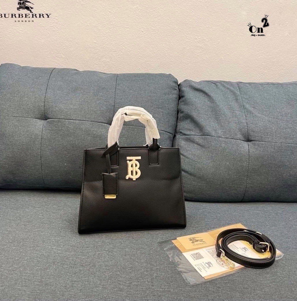 VIP 🥂 Burberry Mini Leather Frances Bag / Burberry shoulder bag กระเป๋าสะพายทรงtote หน้าติดอะไหล่แบรนด์สีทองหรู งานจริงสวยเลอค่ามากๆไม่ผิดหวัง Rare items เด็ดๆแบบนี้ห้ามพลาดนะคะ!
