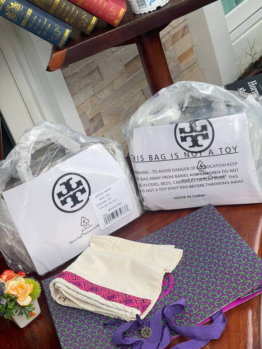 Large: Tory burch T Monograme Jacquaed Duffle เป็นทรงกระเป๋าที่มีความฮอตฮิตตลอดกาล ด้วยรูปทรงคลาสสิคและเหมาะใช้งานเข้ากับทุกสถานการณ์ ไม่ว่าจะเป็นกระเป๋าสะพายไหล่ เพิ่มความคล่องตัวและเข้าได้กับทุกลุค ไม่ว่าจะเป็นวันสบายๆ หรือวันที่ต้องออกไปทำกิจกรรมลุยๆ ห