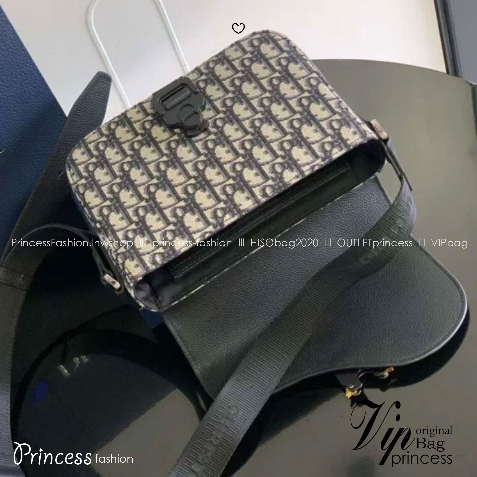 Large DIOR Saddle Messenger Bag with Flap 30cm กระเป๋าทรงแมสเซ็นเจอร์รุ่นยอดนิยม ท่านชายควรมีมากค่า ใบใหญ่จุของได้เยอะ สวยหรูดูดีมีระดับ ต้องยกให้รุ่นนี้เลยค่ะ 🤍 เกรดท็อปออริ เกรดดีสุด