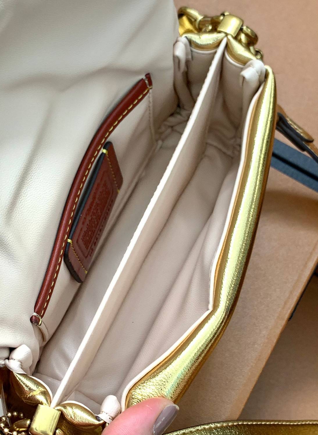 น้องสวยมากก สินค้าจริงสวยกว่าในรูป ไม่จกตาค่ะ! COACH PILLOW TABBY SHOULDER BAG 18 ((C3880)) 📣 พร้อมส่งที่ไทย คุณภาพเกินราคา! กระเป๋าหิ้ว//สะพายแบบครอสบอดี้ร์ 🔺หนัง nappa อย่างดี หนานิ่ม นุ่มมากๆ หลงรักน้องแน่นอน