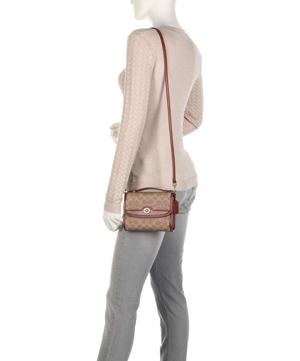 COACH C4204 KIP TURNLOCK CROSSBODY IN SIGNATURE CANVAS คอลเลคชั่นใหม่ สาวกงานดีไซน์สีสนิมต้องปลื้ม!! กับกระเป๋าสะพายข้าง ขนาดพกพาง่าย ใช้งานสะดวกมากๆ วัสดุหนังแคนวาสเคลือบลาย ตัดขอบด้วยหนังแท้ เปิด-ปิดด้วยตัวบิดล็อคแน่นหนา ภายในเป็นช่องโล่ง มีช่องใส่บัตร 