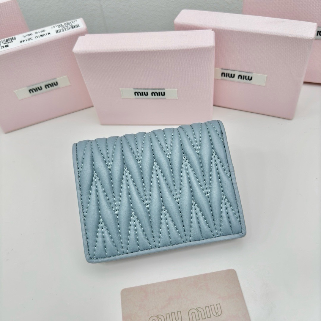 Miu Miu Small matelassé nappa leather wallet กระเป๋าสตางค์หนังแนปป้า ตกแต่งโลโก้หรูหราเป็นเอกลักษณ์