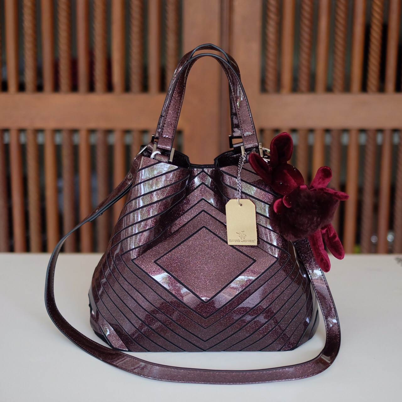 สีใหม่ Cranberry สวย มาก ตัวกระเป๋ามี กลิ้ตเตอร์ วิ้งๆ ทำให้โดดเด่น ลาย Limited edition หายาก 👍ปรับทรงได้ 2 แบบ น่ารักมาก สวยที่สุด มาพร้อมกระต่ายเข้า set เลิศคะ กระเป๋า จากแบรนด์ David Jones กระเป๋าสะพายข้างดีไซน์เกร๋มาก สีสวยหรูมาก ขนาดกะลังดีเล