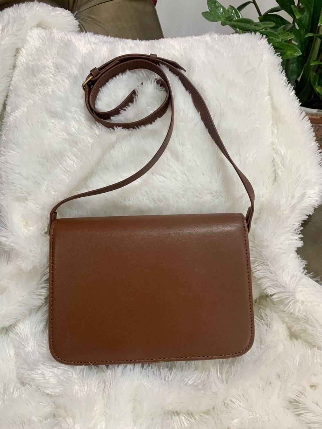 VIP 】CELINE Medium Triomphe Bag In Shiny Calfskin Medium Triomphe Bag In Shiny Calfskin GIFT WITH PURCHASE (GWP) พรีเมี่ยมกิ๊ฟ Limited Edition จาก CELINE PERFUME DUTY FREE COUNTER วัสดุหนังแท้ (Calfskin) ซับในเป็นหนังแกะ (Lambskin) รูปทรงสี่เหลี่ยมผืนผ้า 