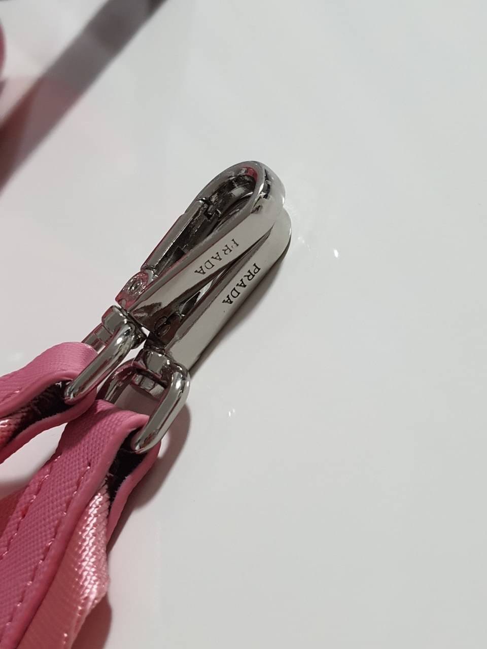 BEST SELLER!! **กำลังมาแรงมากค่ะ กับแบรนด์ PRADA ใบเดียวคุ้มมากค่ะ อุปกรณ์ ครบชุด **ซื้อ1ได้ถึง3ไอเท็ม ทั้งสายยาว และกระเป๋าใส่เหรียญ และป้ายแท็คหนัง อย่างดี **อะไหล่ปั้มแบรนด์แท้ทุกจุด วัสดุทำจากผ้า Nylon อย่างดี กันน้ำได้ อยู่ทรงสวย สามารถใส่กระเป๋าตังค