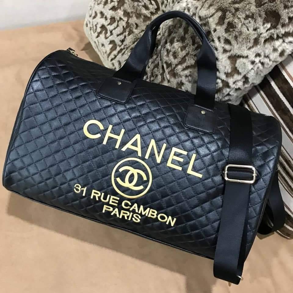 Chanel Quilted Travel Bag Super rare item! กระเป๋าเดินทางใบใหญ่ VIP. gift with Purchanel ของแท้รุ่น Limited Edition จาก counter Chanel วัสดุหนังเรียบลายตาราง เนื้อหนา กันน้ำ ดูแลรักษาง่าย ด้านหน้ามี logo brand ตัวกระเป๋าเปิดปิดด้วยซิป หัวซิปแบรนด์ อะไหล่ท