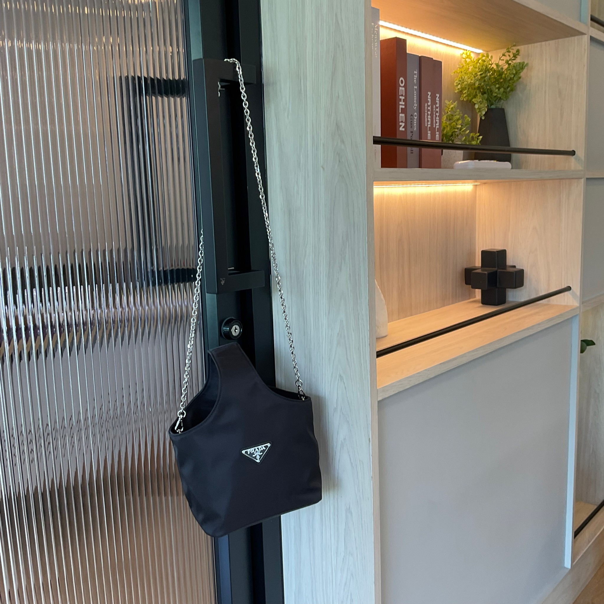 PRADA Tote Bucket Bag 2022 รุ่นใหม่พร้อมส่ง กระเป๋าทรง Handbag & Crossbody แบรนด์ Prada อีกรุ่นที่ขนาดกำลังน่ารัก ตัวกระเป๋าตั้งอยู่ทรงสวย กันน้ำ ด้านหน้าประดับโลโก้ อะไหล่เงิน สวยหรูเว่อร์วัง