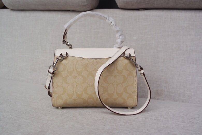 Coach Disney X Tilly Top Handle In Signature with Dalmatian Blossom/Light Khaki Multi Coated Canvas Satchel กระเป๋าถือและสะพายข้างรุ่นลิมิเตด คอลเลคชั่น Disney น่ารักมากค่ะ ใส่กระเป๋าสตางค์ใบยาวได้