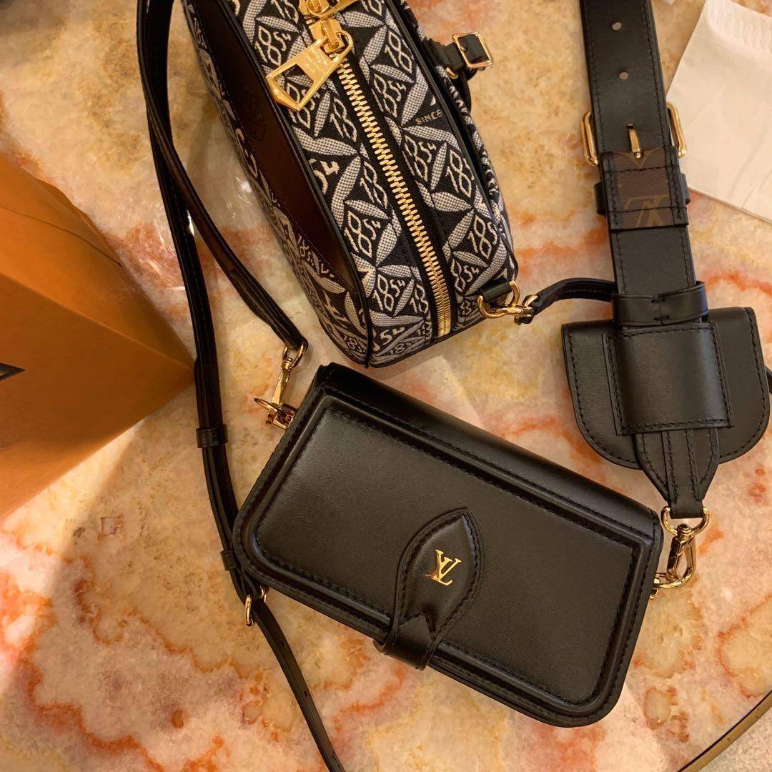 LV officier crossbody bag / LV Officier Pouch With Strap กระเป๋าสะพายเรียบหรู ดีไซน์เรียบง่าย ใช้งานสะดวก พร้อมใบลูกน่ารัก และสายสะพายเส้นใหญ่ ทนทาน แน่นหนา วัสดุหนังเรียบสวย