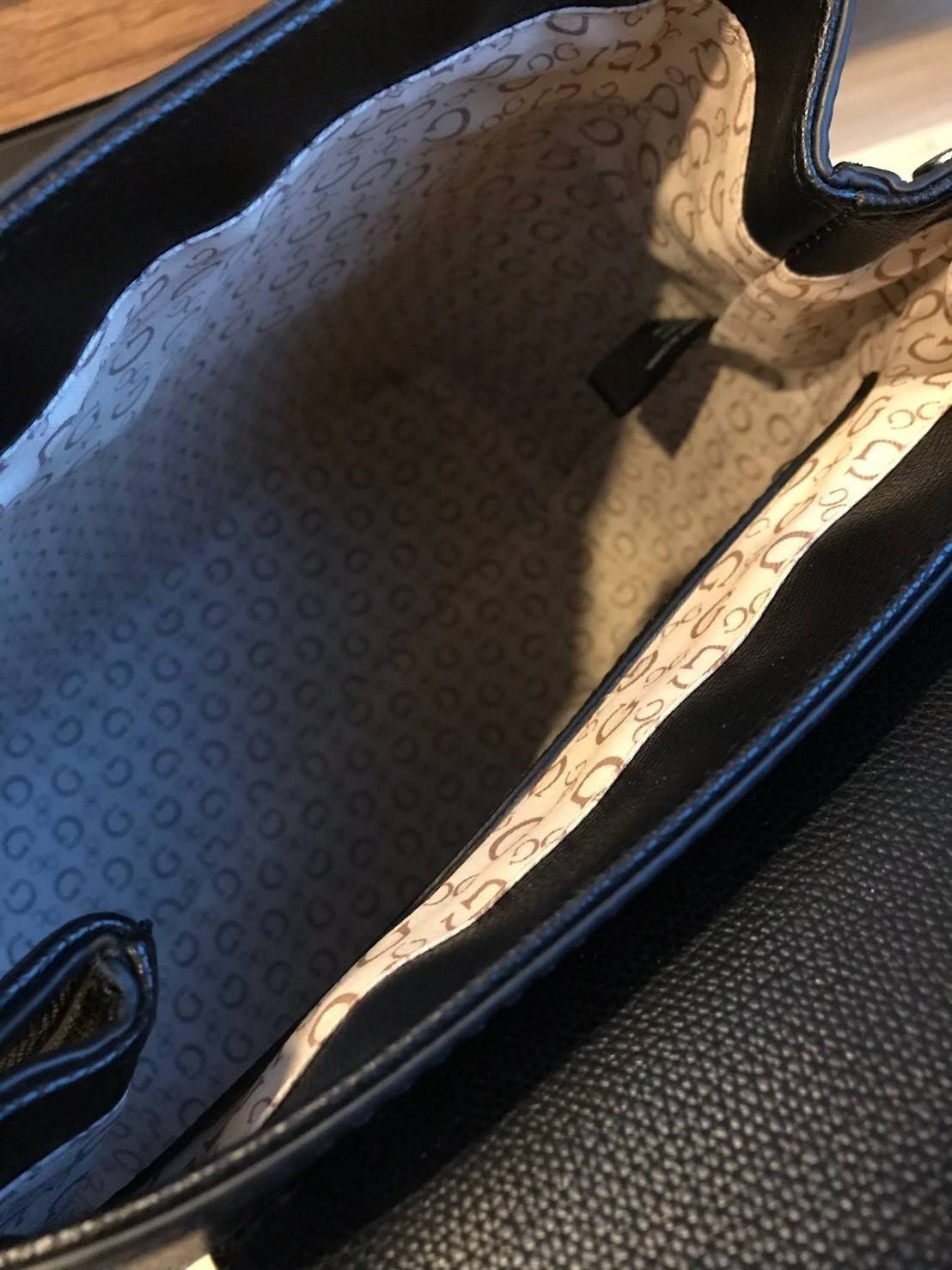 GUESS CASSIA LOGO BACKPACK รุ่นใหม่ชนช้อป!! กระเป๋าเป้สะพายขนาดกลาง ตั้งอยู่ทรงสวย เปิดปิดด้วยกระดุมแม่เหล็ก ขยายปากกระเป๋าได้ด้วยกระดุมทั้ง2ด้าน ภายในบุผ้ามีลายsignatureแบรนด์ มีช่องซิปแยกจากช่องใหญ่ ด้านหลังมีช่องซิปเพิ่มใช้งานได้จริง สายสะพายปรับความยา