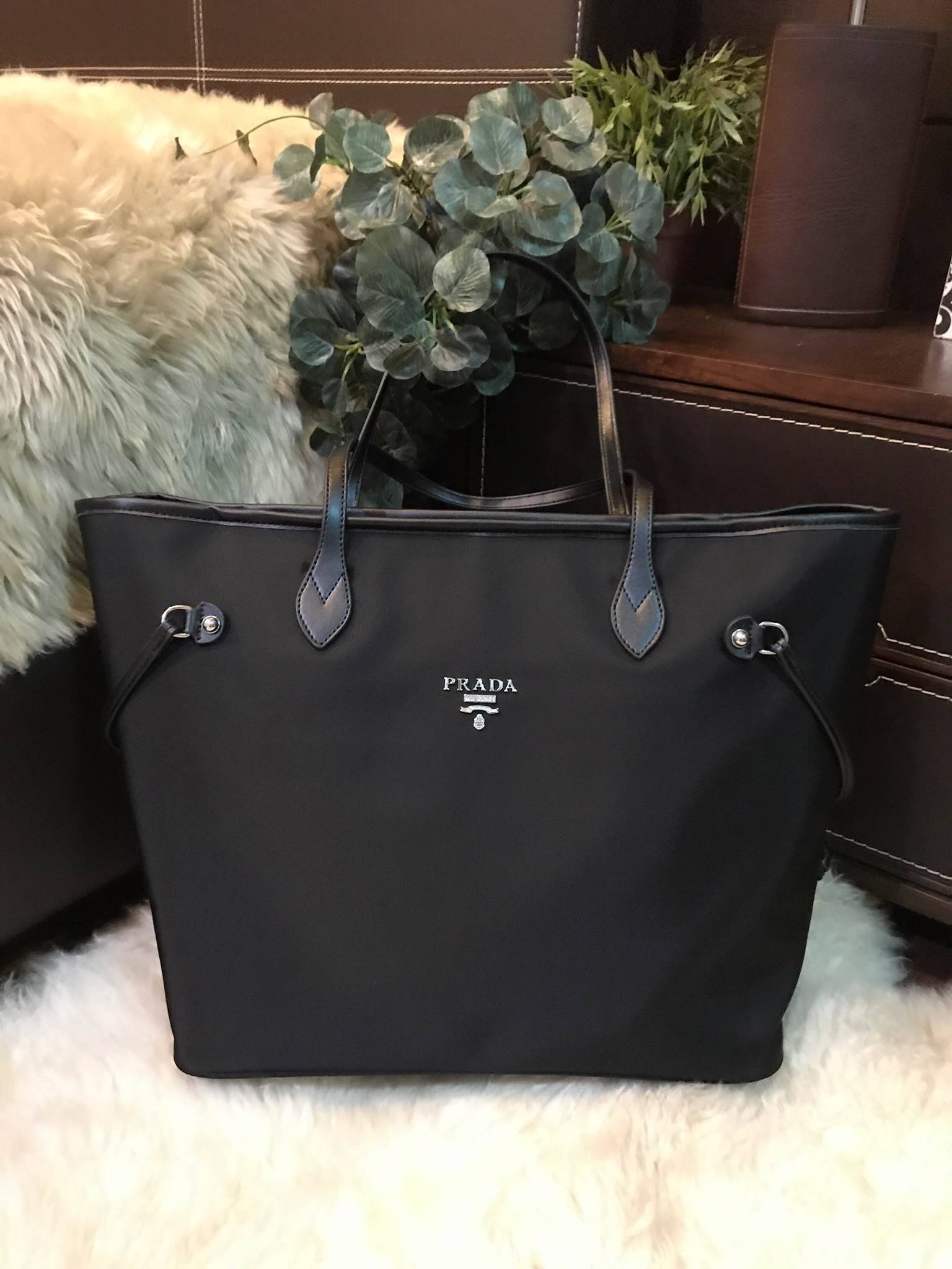 งานพรีเมี่ยมกิ้ฟ จากเคาเตอร์ต่างประเทศนะคะ 🎈 คุ้มจุใจสาวๆค้า ใบนี้ Must Have item! กระเป๋าสะพายทรง TOTE ใบใหญ่ จากพรีเมี่ยมกิ้ฟท์เคาเตอร์แบรนด์ PRADA อะไหล่เงินทั้งใบ เปิดปิดด้วยซิป สะพายไหล่ได้ ไม่ติด จุคุ้มมากสุดๆค่ะ ใส่เสื้อผ้า 1-2 วันได้สบาย ด